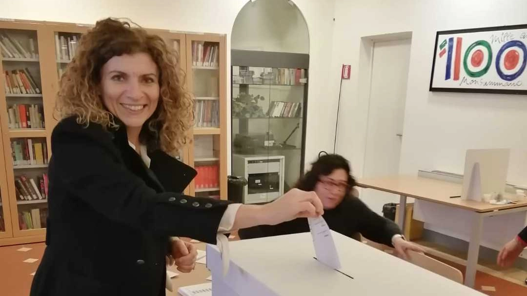 Simona De Caro al voto alle primarie