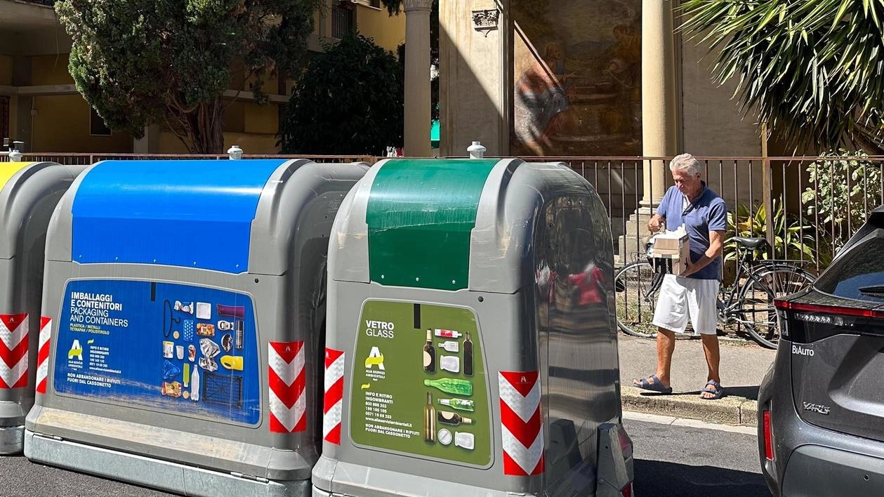 Cassonetti davanti al tabernacolo A Coverciano s’infiamma la polemica Cassonetti davanti al tabernacolo A Coverciano s’infiamma la polemica