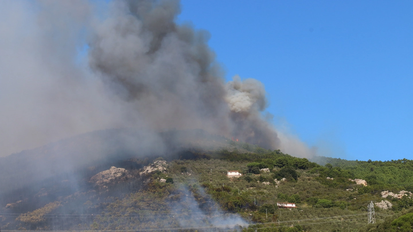 L'incendio del Monte Serra (Foto Valtriani)