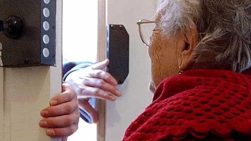 "Devo controllare l’acqua" Ma era un finto tecnico "Devo controllare l’acqua" Ma era un finto tecnico