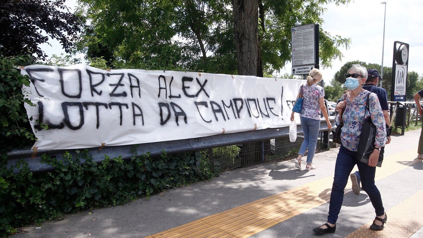 Lo striscione dei tifosi del Siena fuori dalle Scotte (foto Paolo Lazzeroni)
