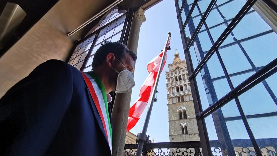 Il sindaco di Pistoia Alessandro Tomasi e la bandiera a mezz'asta (FotoCastellani)