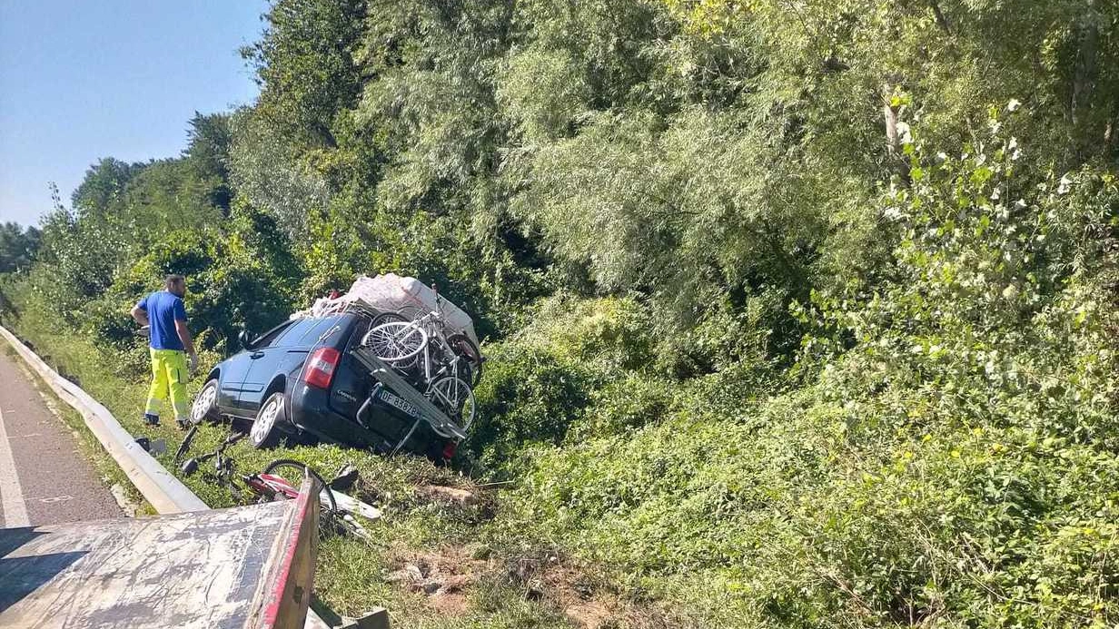 Un’auto si è ribaltata nella scarpata ieri a Siena Nord, direzione Acquacalda: è stata recuperata Un’auto si è ribaltata nella scarpata ieri a Siena Nord, direzione Acquacalda: è stata recuperata