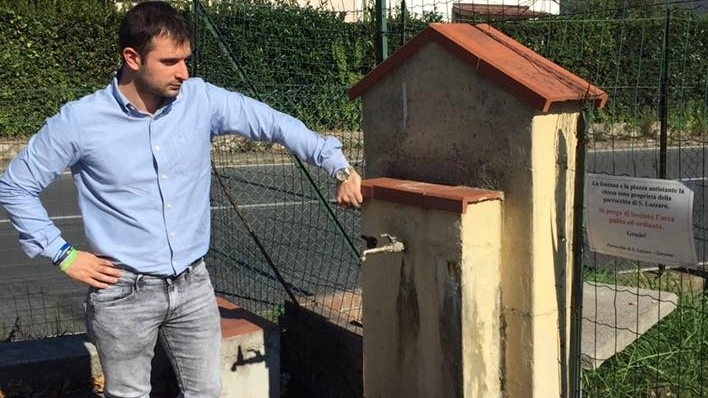 Il consigliere della Lega Luca Spilamberti alla fontanella utilizzata come toilette