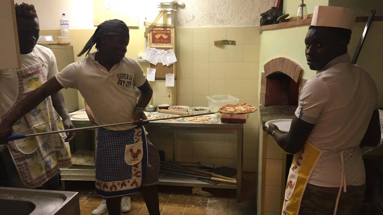 I migranti fanno la pizza