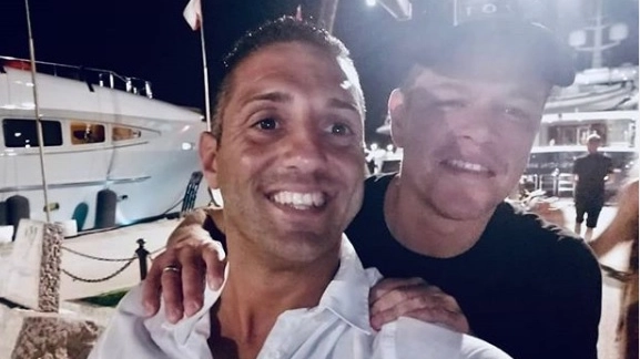 Matt Damon abbraccia un fan all'isola d'Elba (pagina Instagram Cosimo Laveglia)