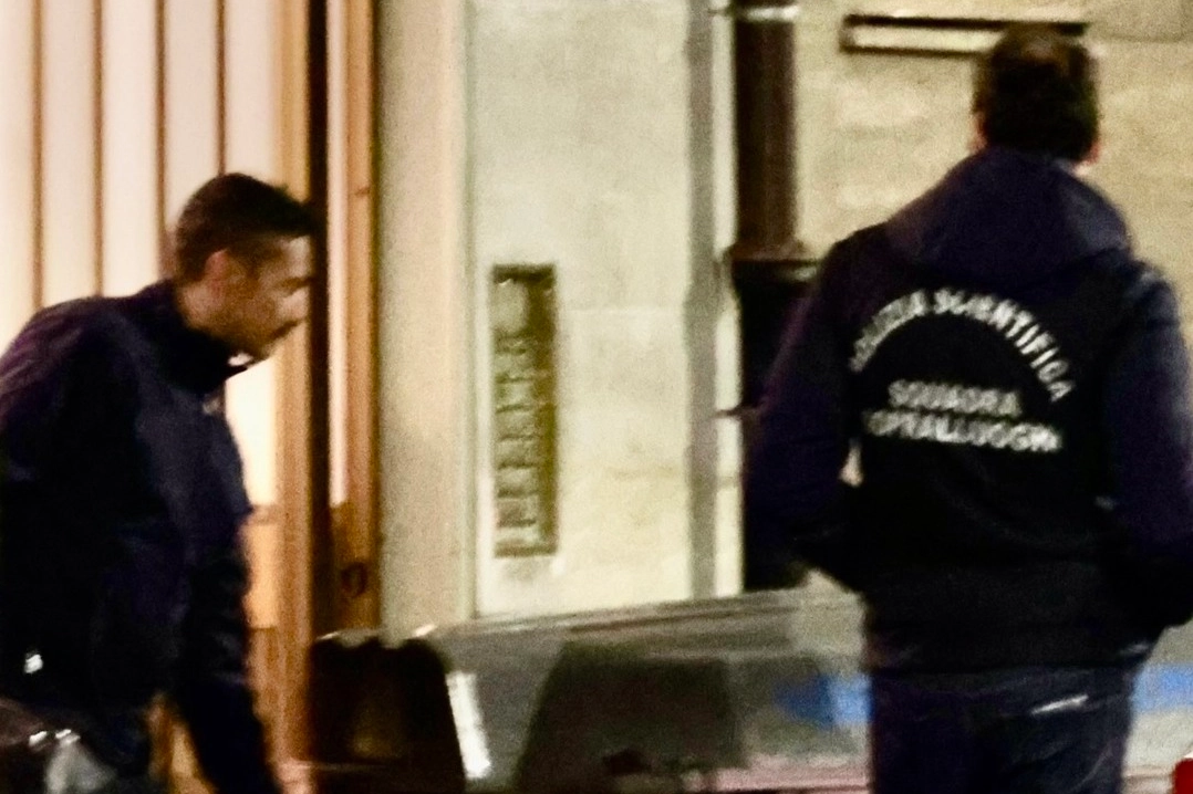 Il cadavere di Kiomars Chaikar Safaei, 72 anni, viene portato via dall’abitazione