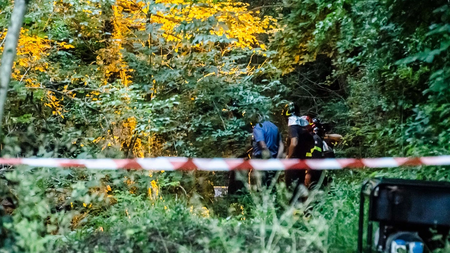 Il cadavere trovato sul greto del fiume (foto Borghesi)
