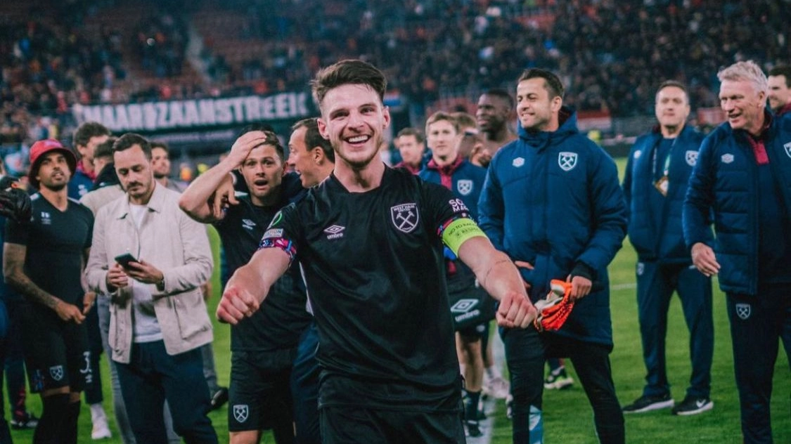 Declan Rice, capitano del West Ham, durante la festa per l'approdo in finale