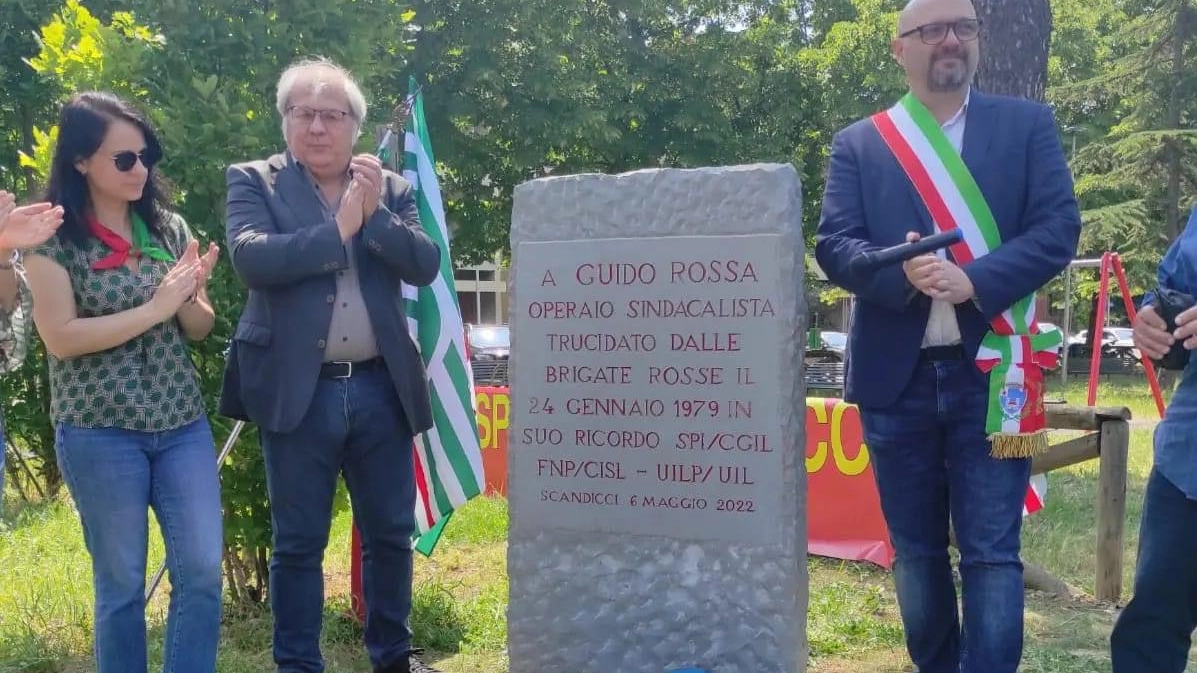 Una stele per l’operaio Rossa Una stele per l’operaio Rossa
