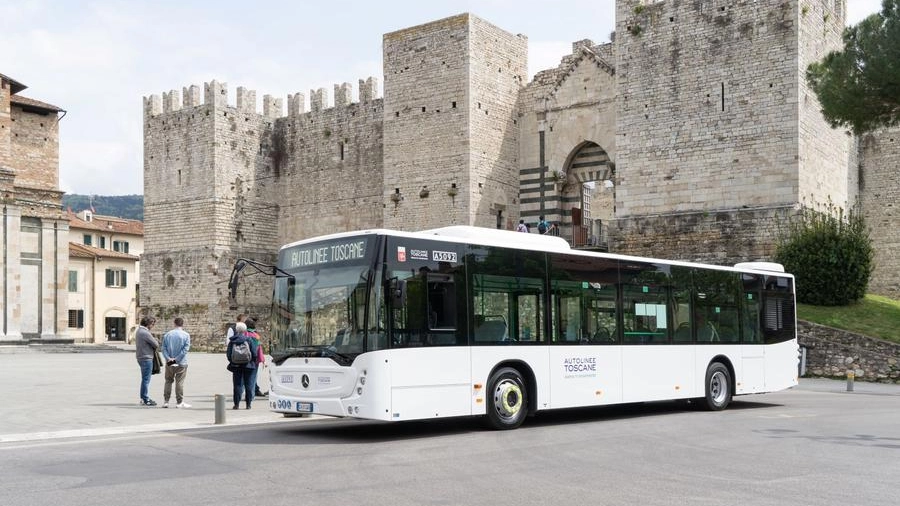 Uno dei nuovi bus davanti al Castello dell'Imperatore di Prato