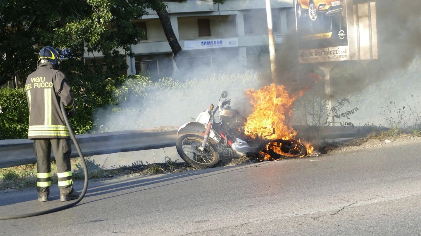 La moto avvolta dal fuoco (Foto Attalmi)