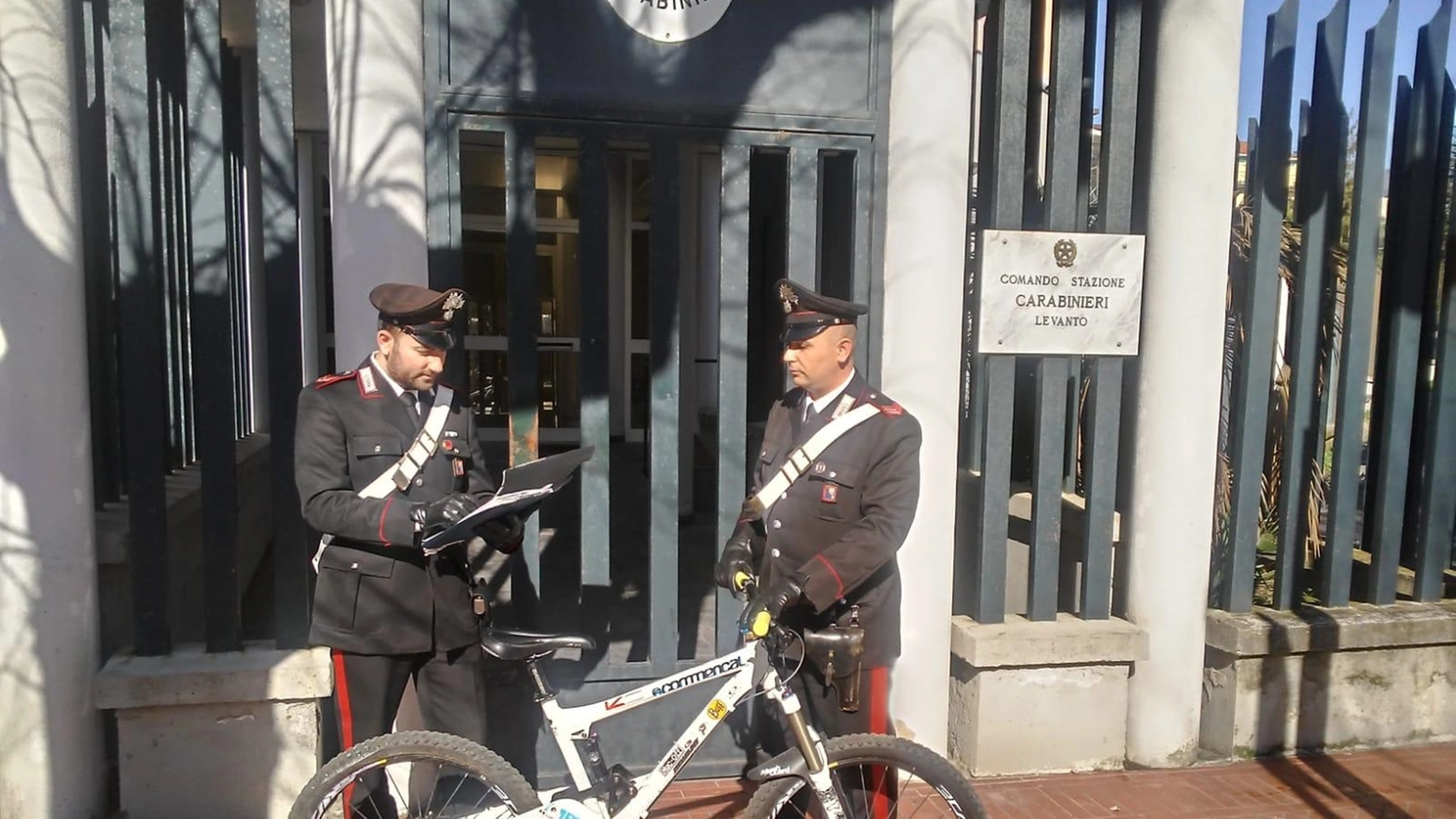 I carabinieri di Levanto con la bici recuperata 