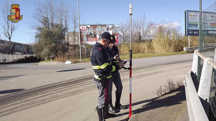 La polizia stradale della Spezia ha smascherato un’ingegnosa truffa per superare l’esame 