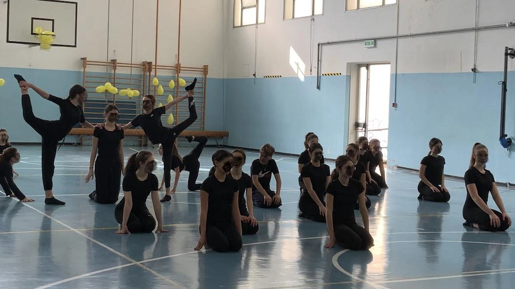 “Massa di plastica” nell’atrio della scuola media Una parete artistica con lo skyline della città “Massa di plastica” nell’atrio della scuola media Una parete artistica con lo skyline della città