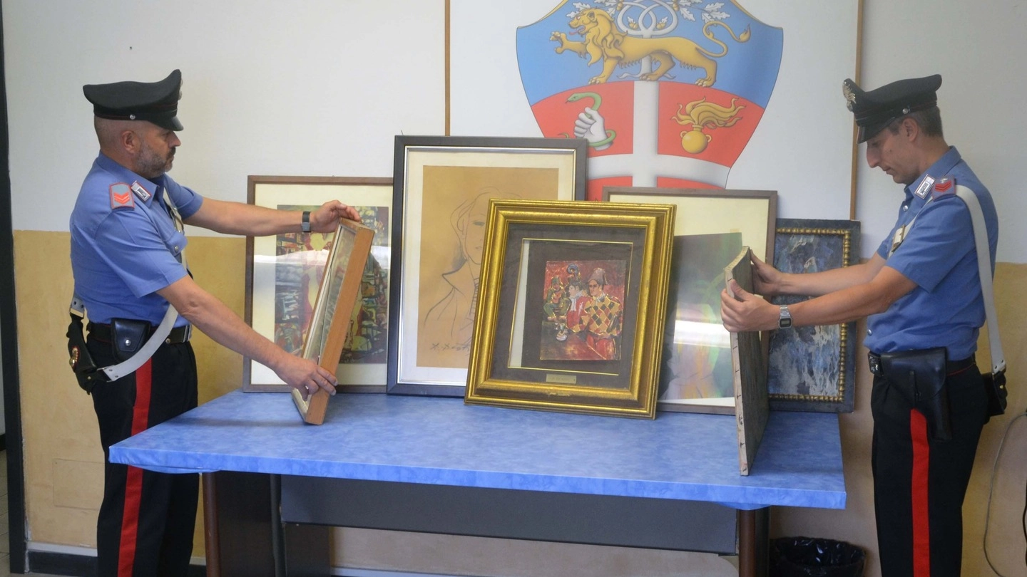 Alcuni dei quadri rinvenuti dai carabinieri in un’abitazione di Calice al Cornoviglio