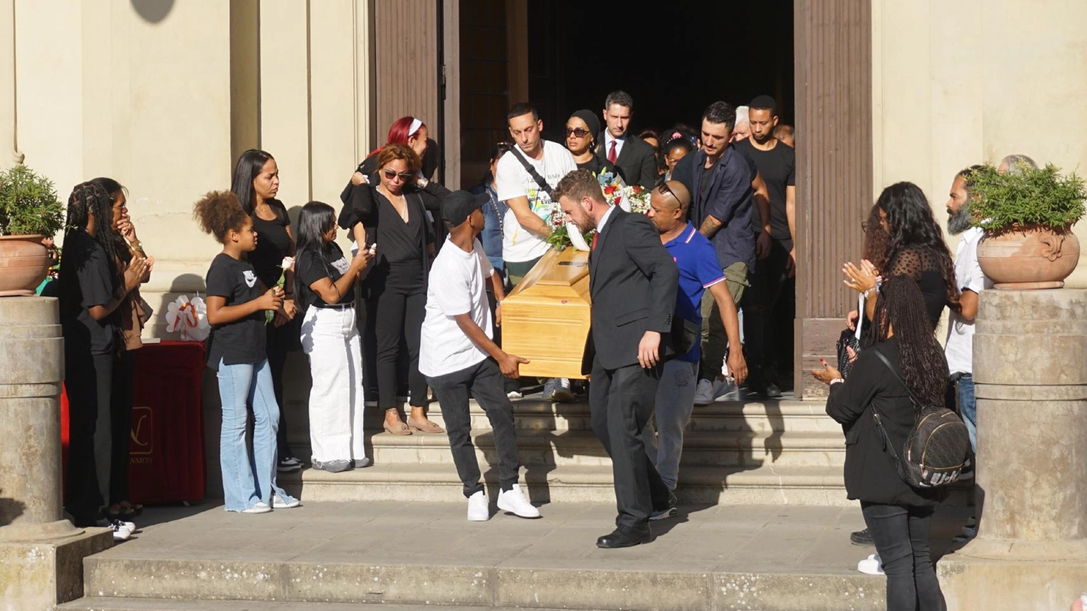 Joel, applausi e palloncini bianchi. Folla per l’addio al giovane padre. L’abbraccio di un’intera comunità