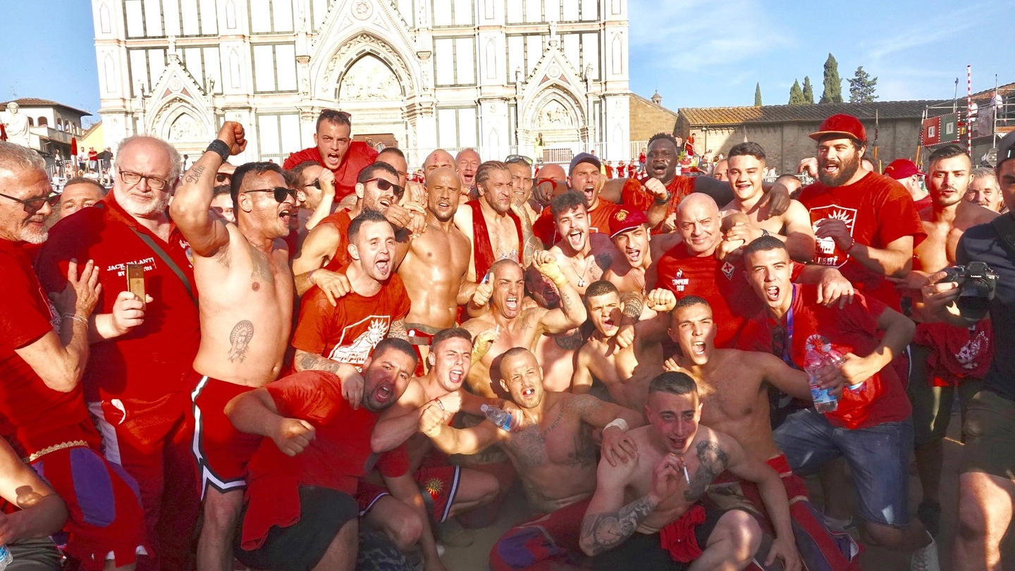 Calcio storico, i Rossi festeggiano (foto Gianluca Moggi /New Press Photo)