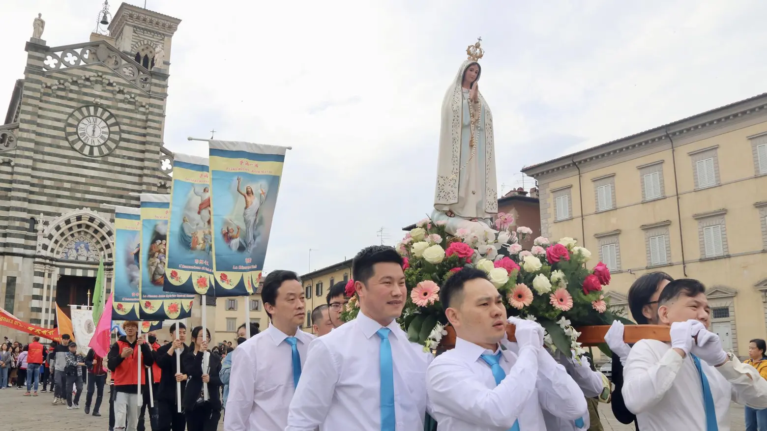 Cinesi cattolici,  il raduno a Prato  e la processione