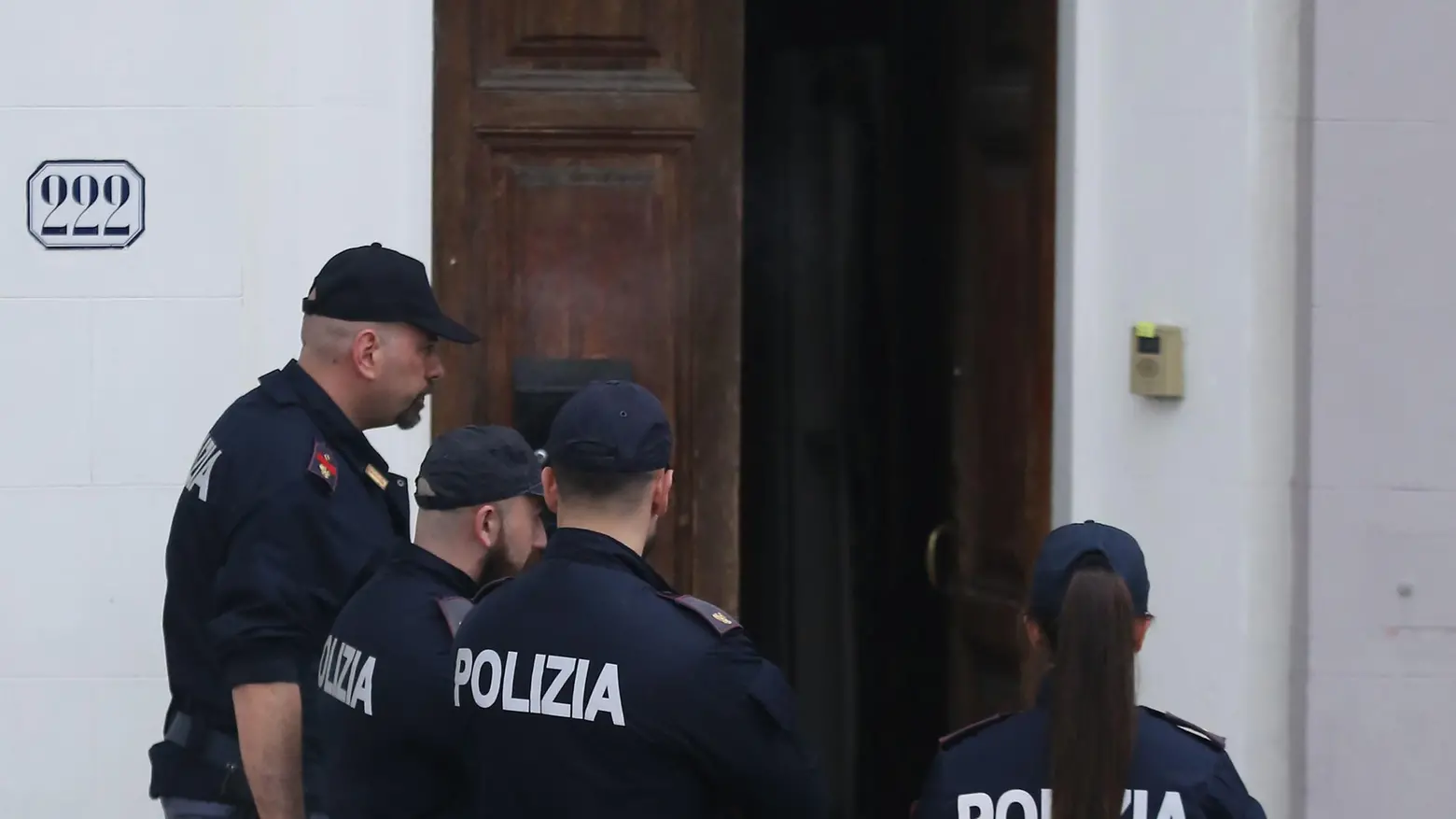 Morto e scaricato in strada Omissione di soccorso Caccia alle donne fantasma Morto e scaricato in strada Omissione di soccorso Caccia alle donne fantasma