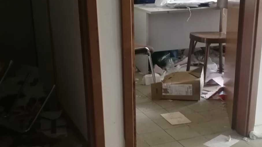 Irruzione nella sede invalidi  Tutto distrutto, senza motivo