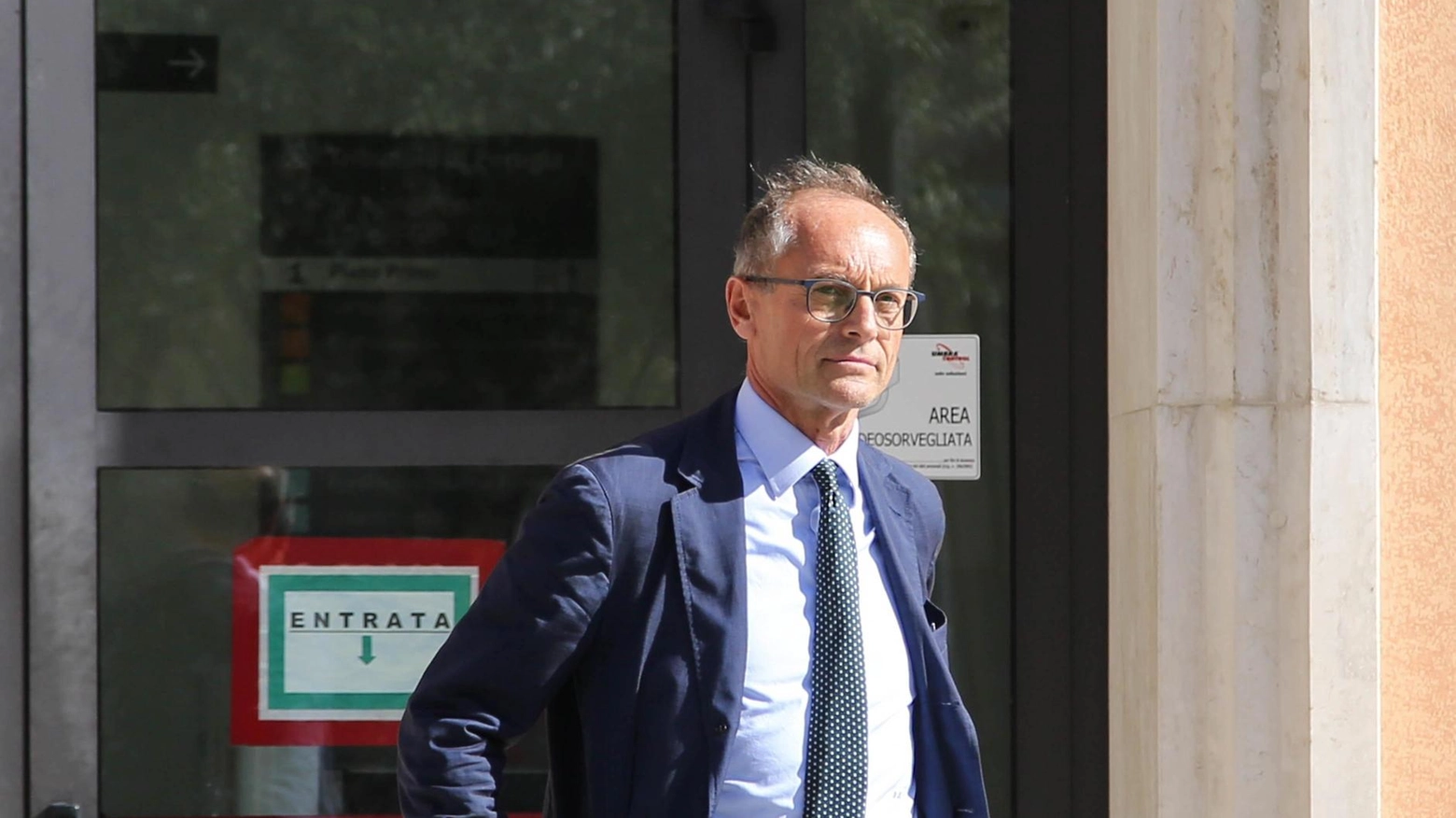 Avvocato-broker in aeroporto  per l’estradizione