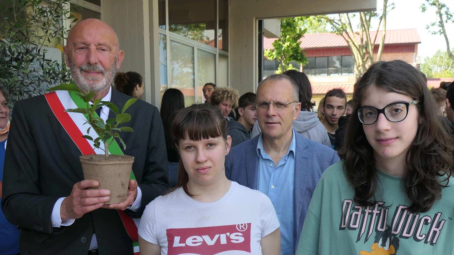 La legalità mette nuove radici L’albero di Falcone al "Piaggia" La legalità mette nuove radici L’albero di Falcone al "Piaggia"
