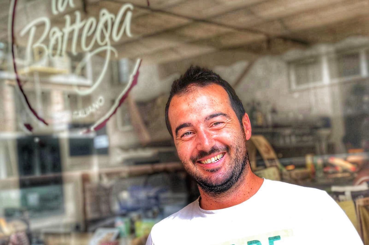 Marco, gestore insieme alla compagna Sara del negozio "La Bottega"