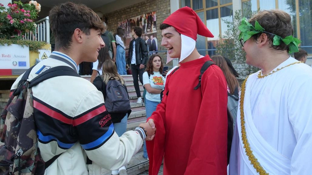 In aula fra tutor, supplenti e vigilanti. Via all’esercito delle duemila classi. Liceo Redi: il centenario in costume In aula fra tutor, supplenti e vigilanti. Via all’esercito delle duemila classi. Liceo Redi: il centenario in costume