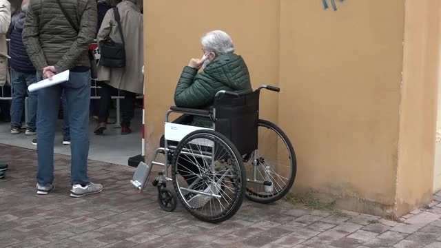 Una anziana disabile aspetta il suo turno del vaccino a Pistoia