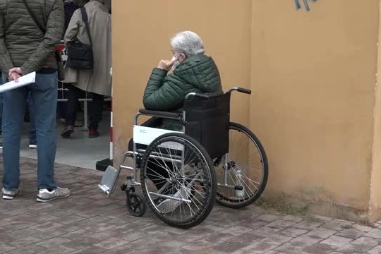 Una anziana disabile aspetta il suo turno del vaccino a Pistoia