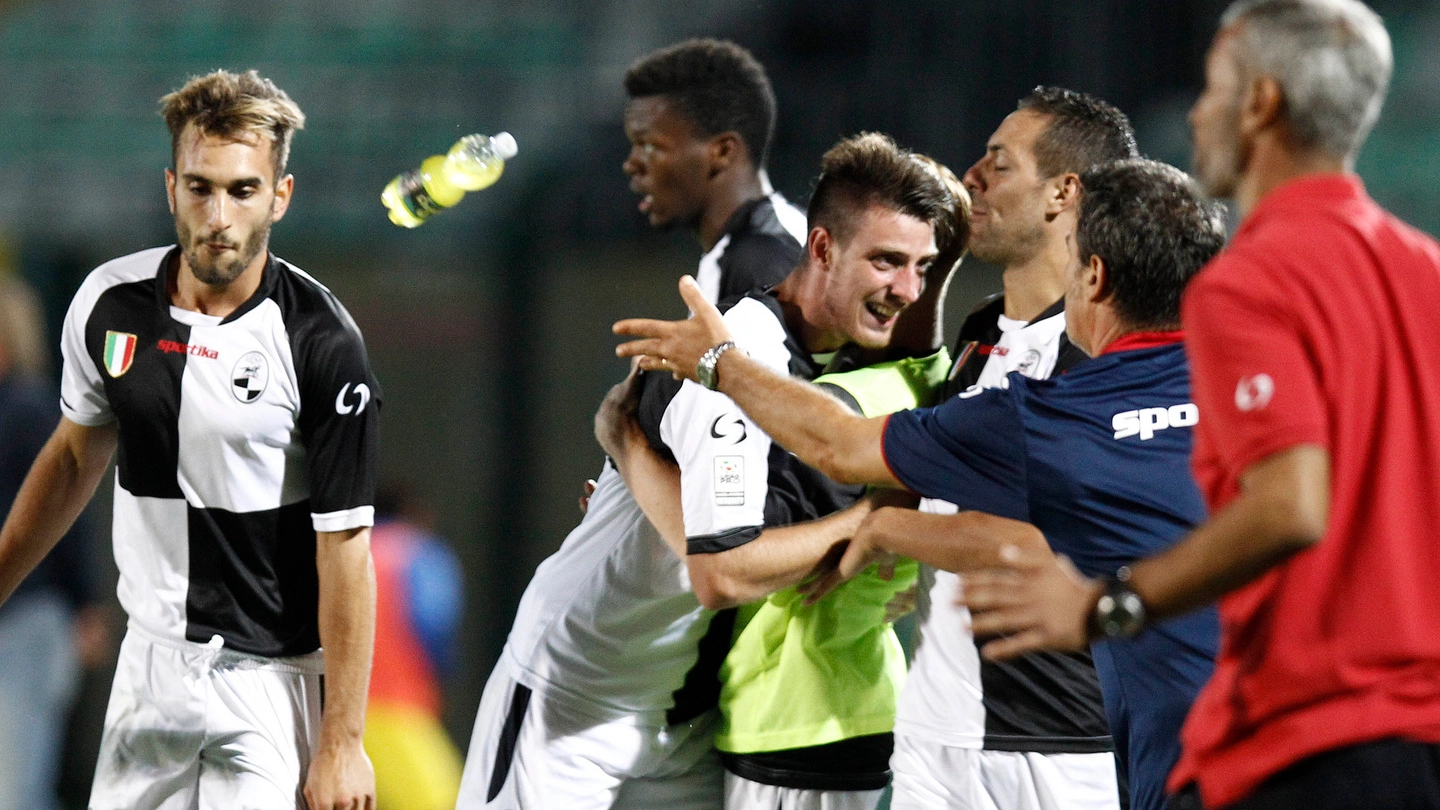 Bastoni esulta dopo il gol del pari senese (foto Di Pietro)