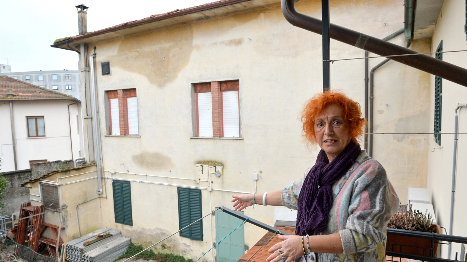 Alda Merlini mostra l'edificio fatiscente (Foto Castellani)