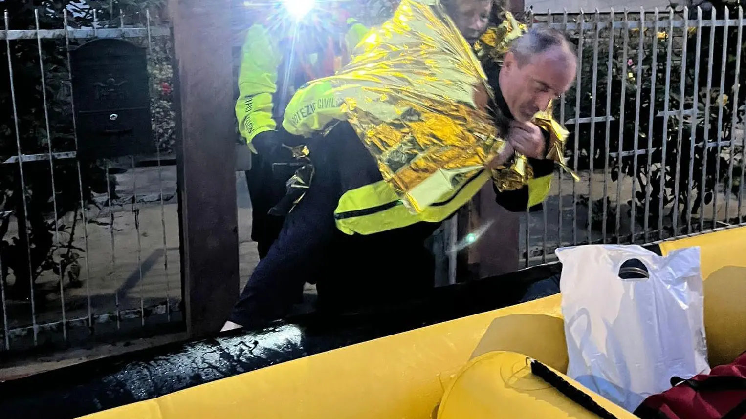 Alluvione, i nostri volontari in azione "Disabili e anziani portati in braccio" Alluvione, i nostri volontari in azione "Disabili e anziani portati in braccio"