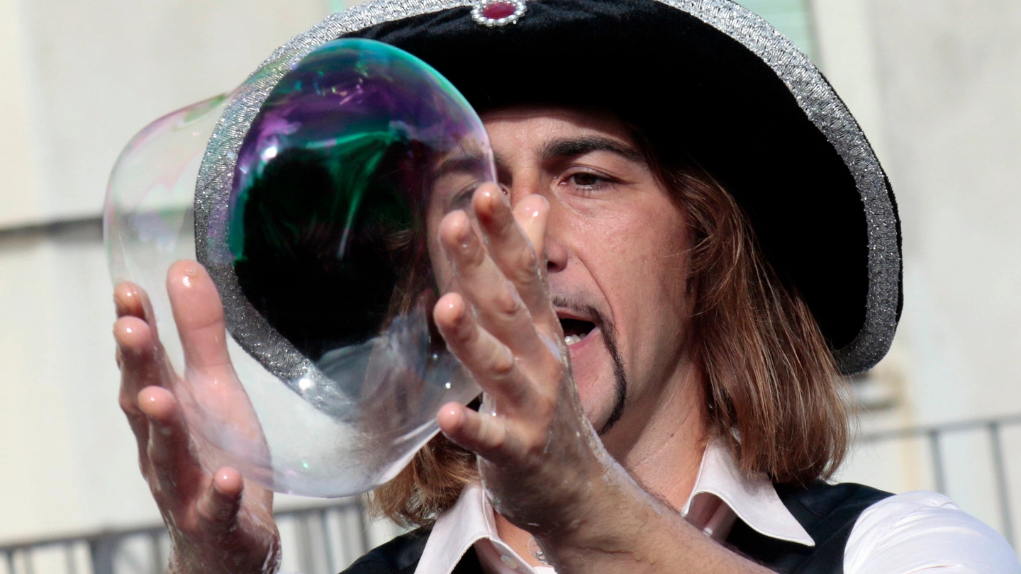 Stefano Righi con le sue bolle da Guinness. Foto Gianni Nucci/Fotocronache Germogli