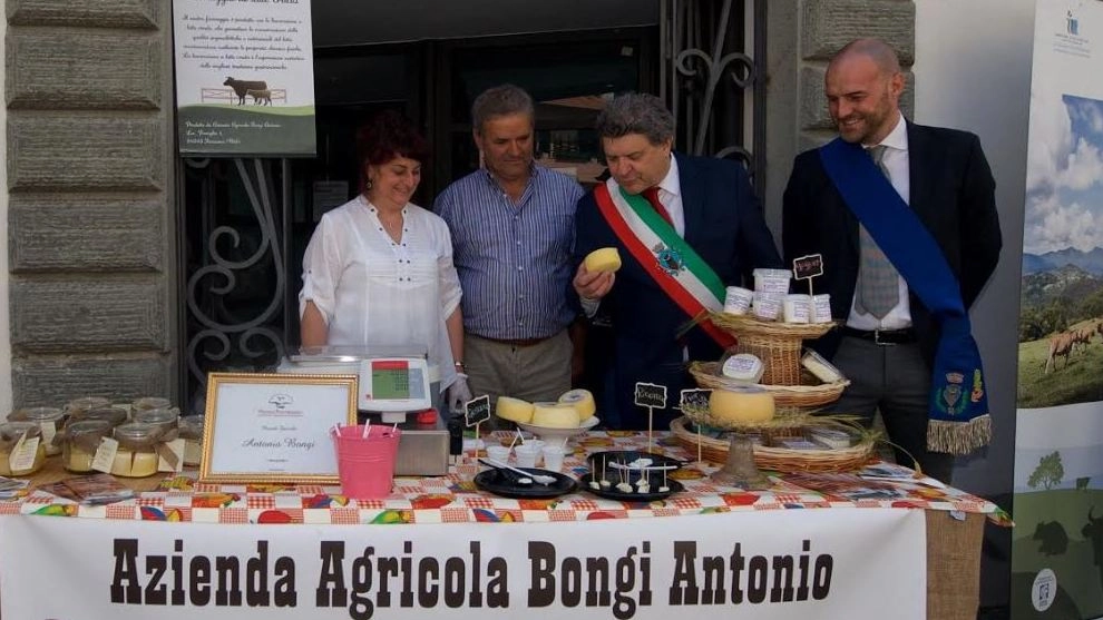  Lo stand dell’azienda casearia a «Sapori» con Antonio Bongi, sua moglie Nadia, il sindaco Grassi e il consigliere Plicanti