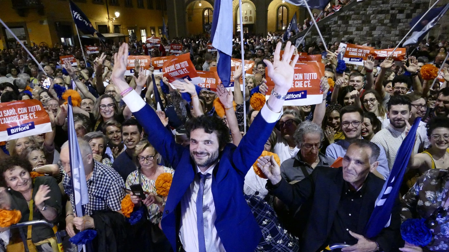 In duemila davanti al Comune per il comizio del sindaco. Stasera arriva Salvini