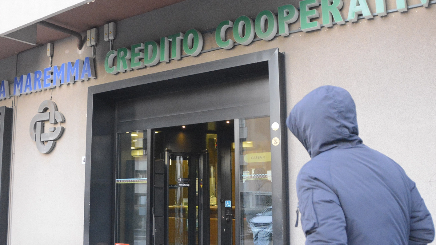 La banca rapinata a Grosseto (Foto Aprili)