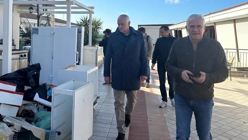 Il sopralluogo del sindaco Marcello Pierucci negli stabilimenti balneari di Lido
