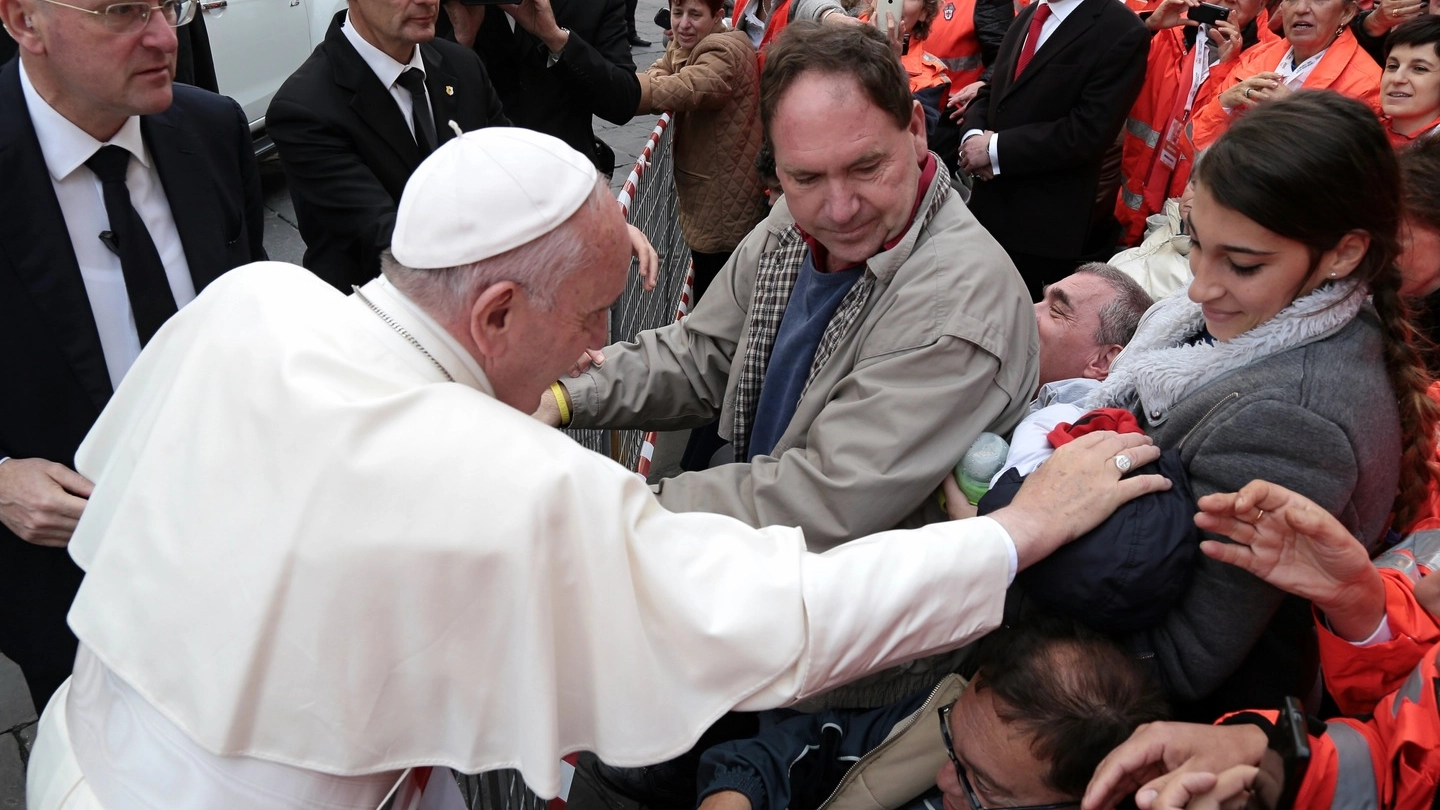 Il saluto del Papa agli ammalati (New Press Photo)