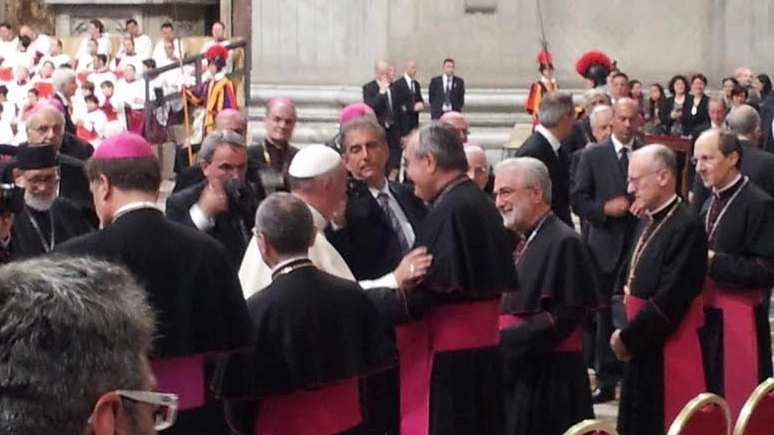 INSIEME Papa Francesco abbraccia il vescovo di Prato Franco Agostinelli durante la visita dei vescovi italiani in San Pietro nel maggio 2013