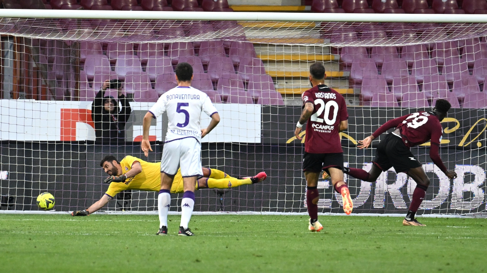 Salernitana-Fiorentina, il rigore di Dia (foto Ansa)