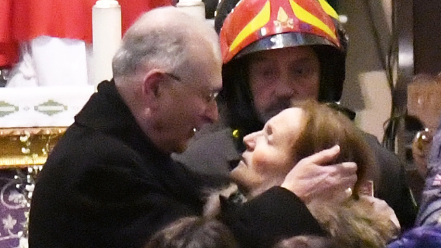 Fiorella, mamma di Andrea Lucchesi con il vescovo Italo Castellani al funerale del figlio 