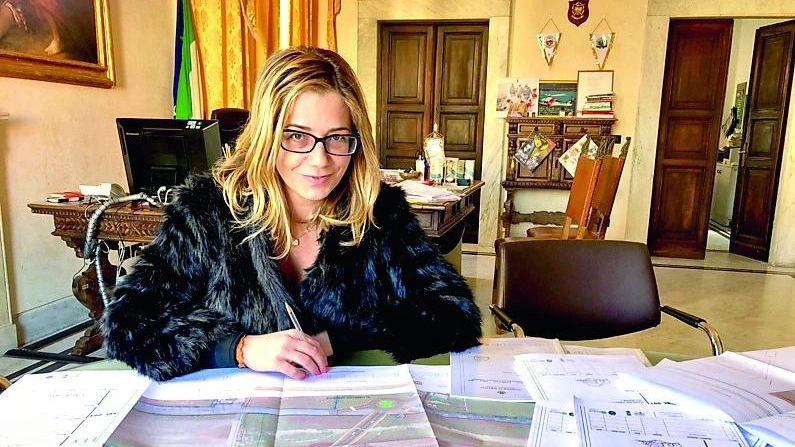 La sindaca Cristina Ponzanelli nel suo ufficio in municipio