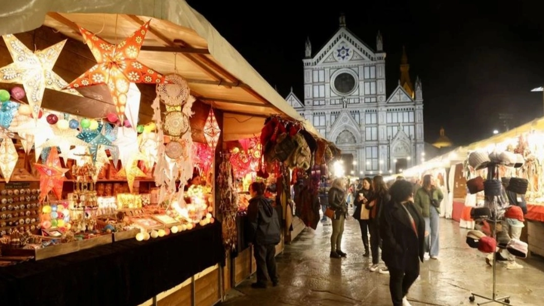Firenze, mercatino in piazza Santa Croce 
