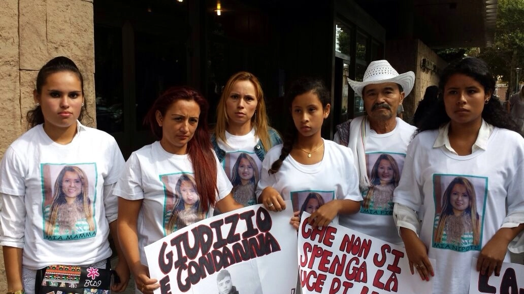 Fuori dal tribunale i genitori, le figlie e le nipoti chiedono giustizia per Molina 