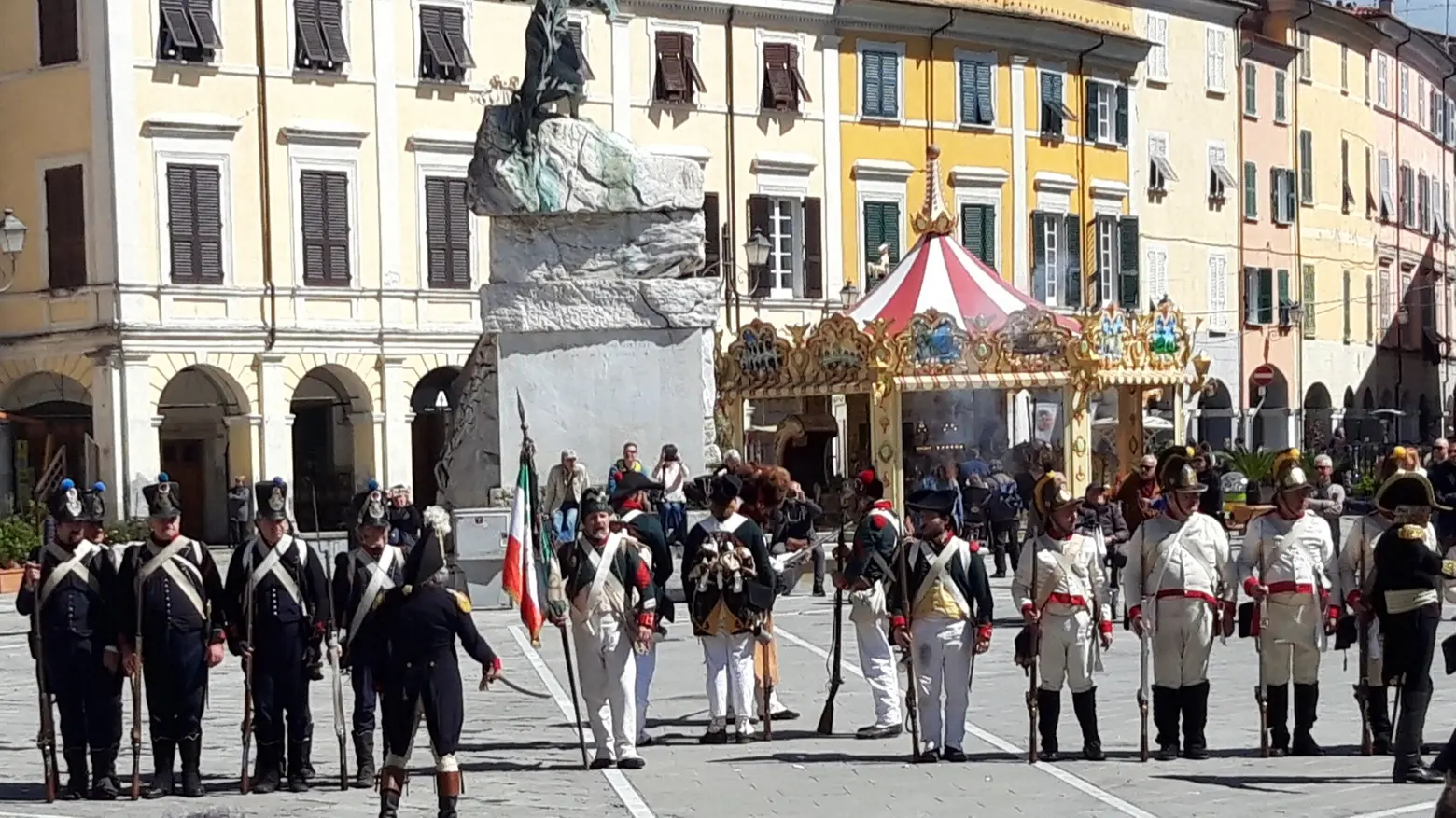 La sfilata in piazza Matteotti La sfilata in piazza Matteotti