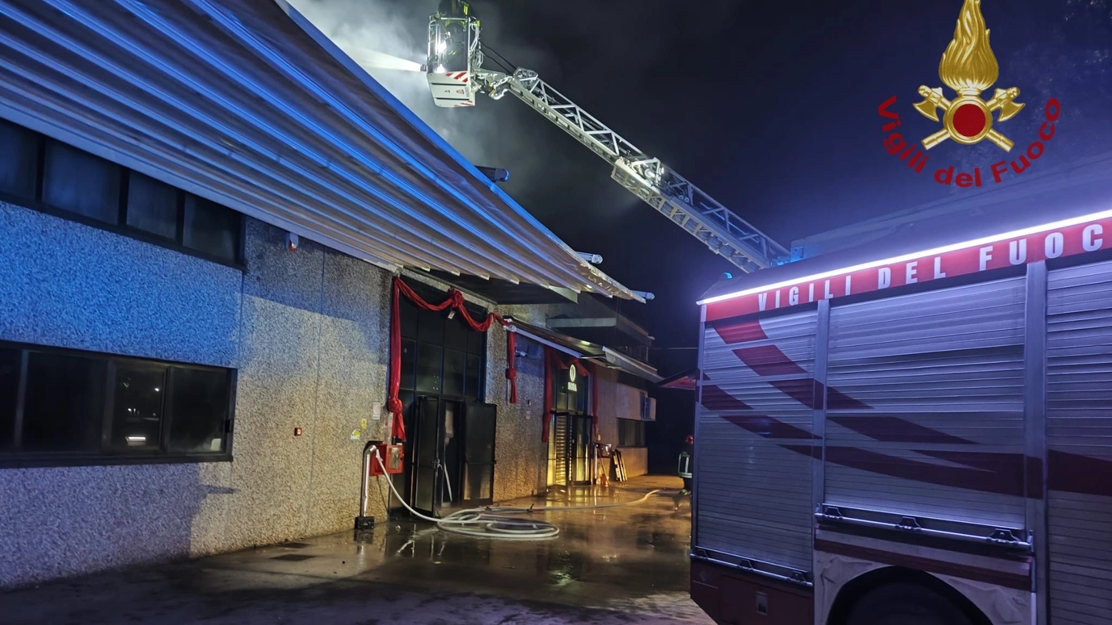 Il tempestivo intervento dei vigili del fuoco ha evitato il propagarsi delle fiamme