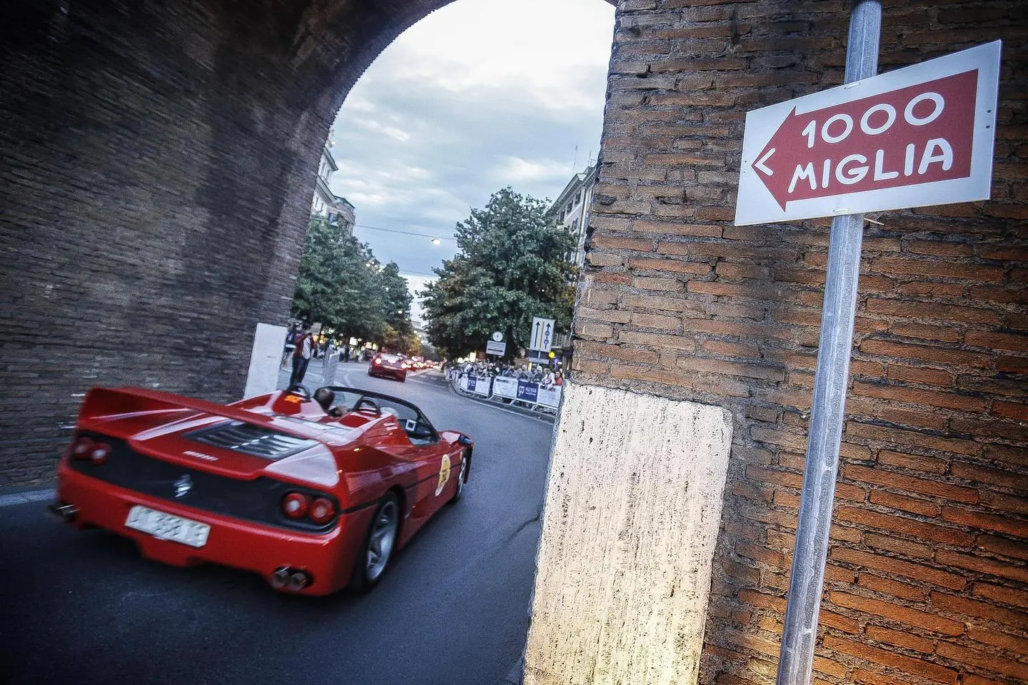 Mille miglia, c'è Gianni Morandi in gara. Fans entusiasti... ma è un omonimo