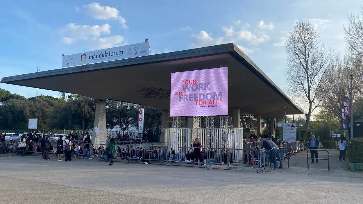 Fila al Mandela Forum per i Maneskin